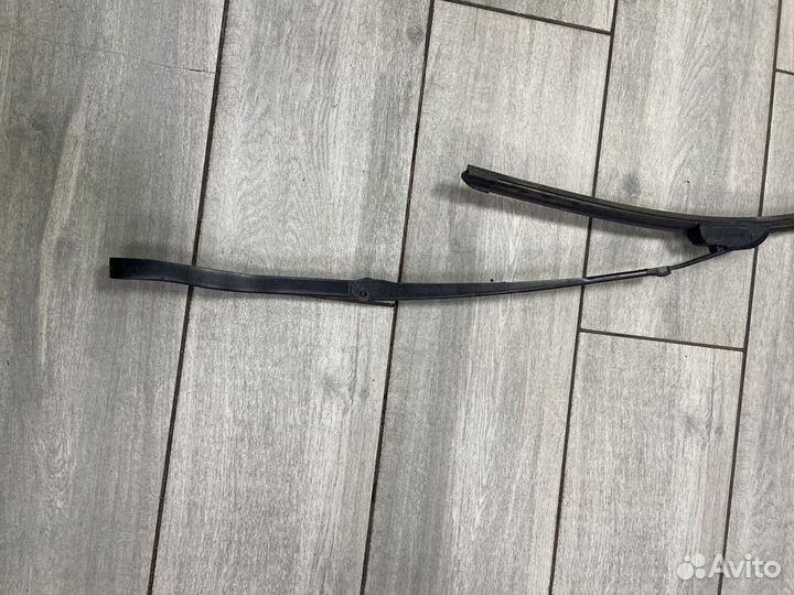 Поводок стеклоочистителя правый Ауди А8 Д2
