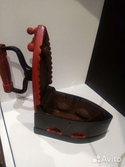 Старинный угольный утюг