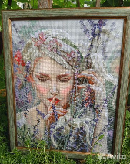 Картина девушка, слушая тишину