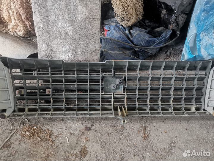 Решетка радиатора с фарами