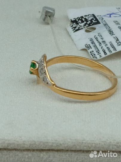128/Золотое кольцо с изумрудом и бриллиантами