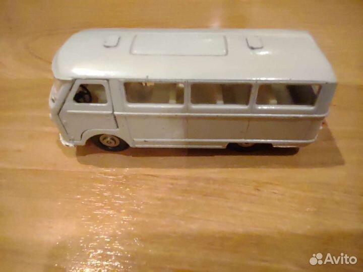 Модель автомобиля 1:43 Раф 977 СССР