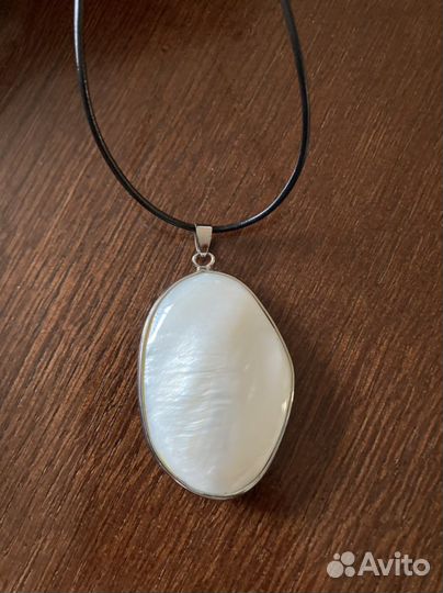 Кулон из перламутра