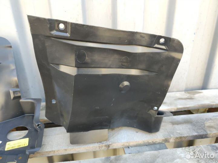 Новый передний подкрылок Mercedes W203