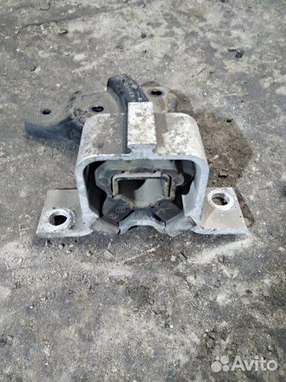 Опора двигателя правая Renault Logan K7J710 2008