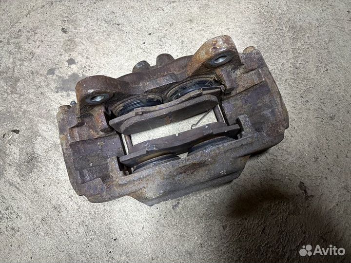 Суппорт передний правый Toyota Land Cruiser Prado