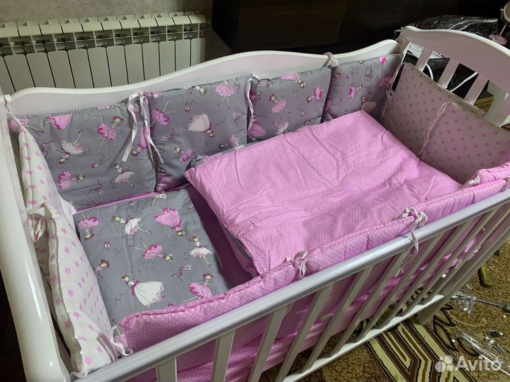 Детская кроватка с маятником и ящиком