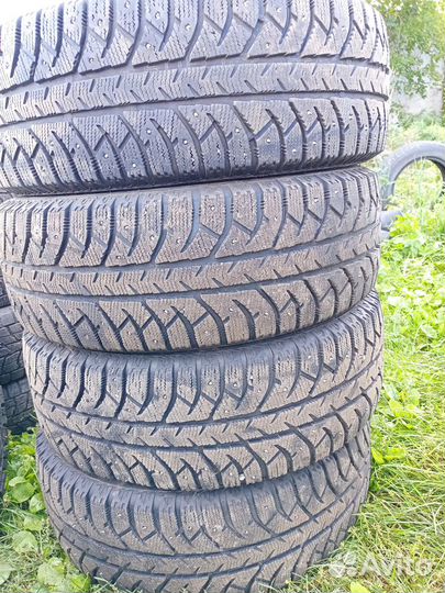 Bridgestone Ice Cruiser 7000S 215/65 R16 98T