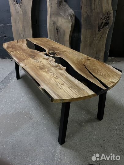 Стол из эпоксидной смолы и слэба