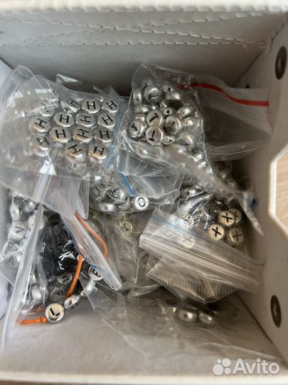 Бусины с латинскими буквами для рукоделия