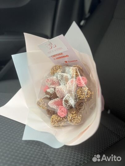 Клубника в шоколаде подарок выпусконой