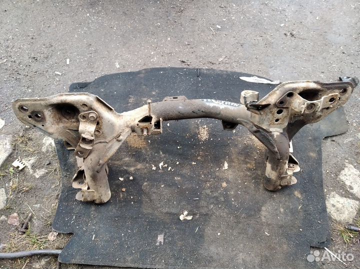 Подрамник балка подмоторная mazda 323 bj