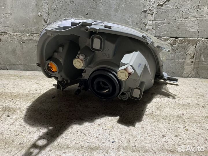 Фара Toyota Yaris