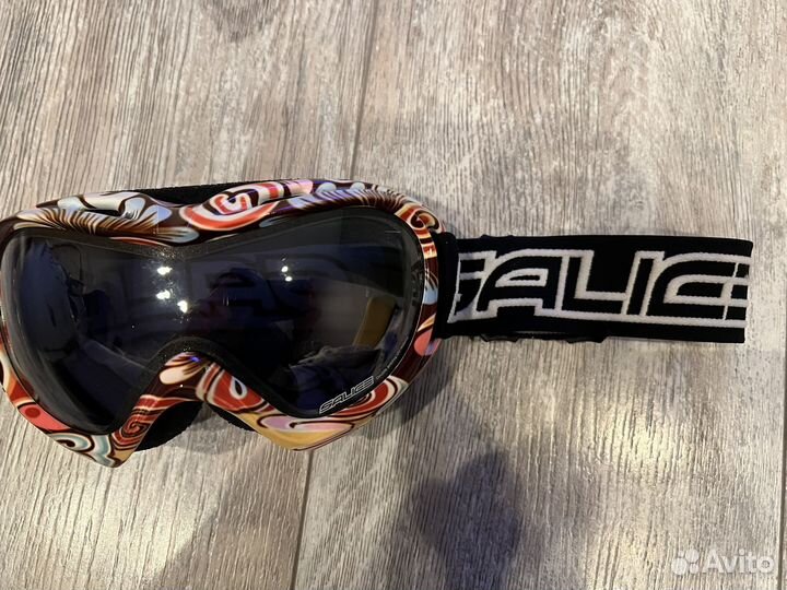 Горнолыжные очки и шлем