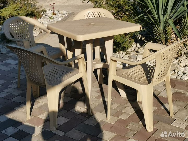 Стол и стулья