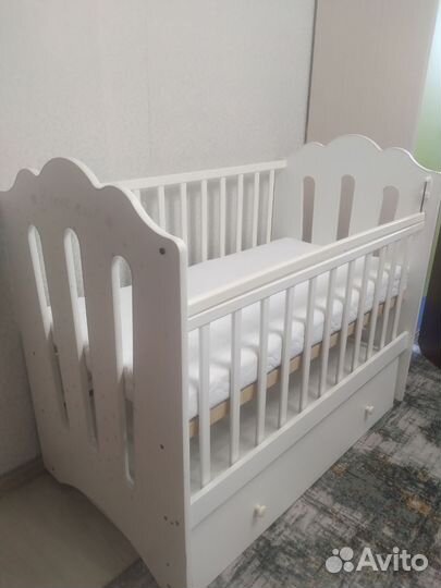 Детская кроватка с поперечным маятником