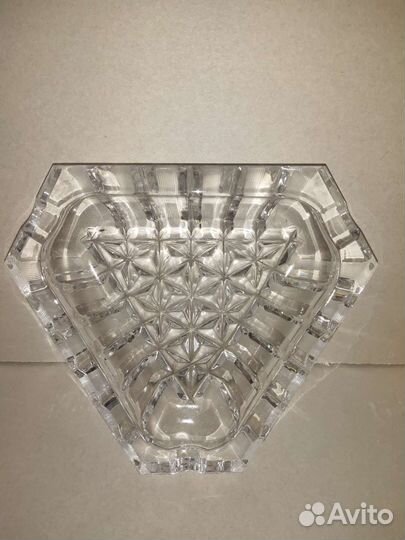 Хрустальная пепельница треугольной формы