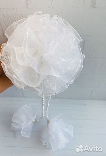 Белые банты