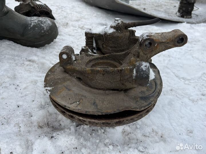 Поворотный кулак правый Suzuki Liana 01-07