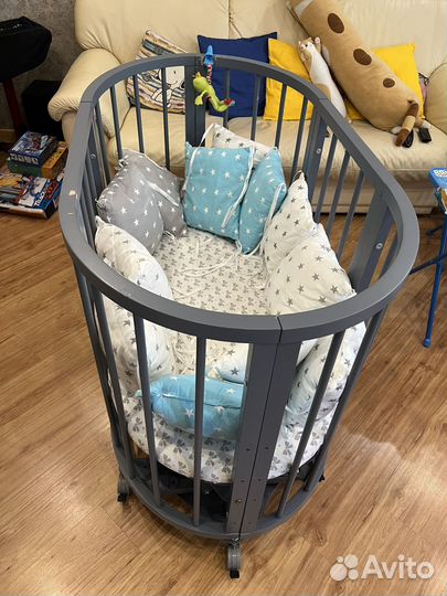 Детская кроватка с маятником