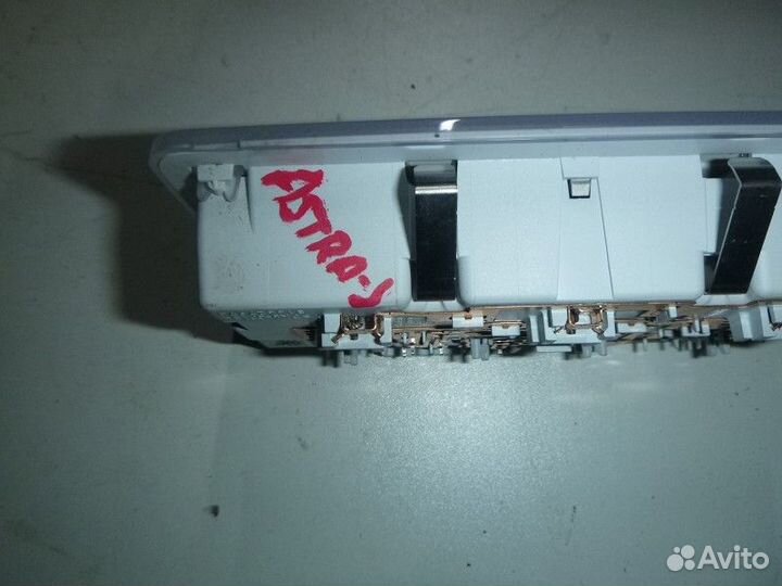 Плафон салона opel astra J 2010