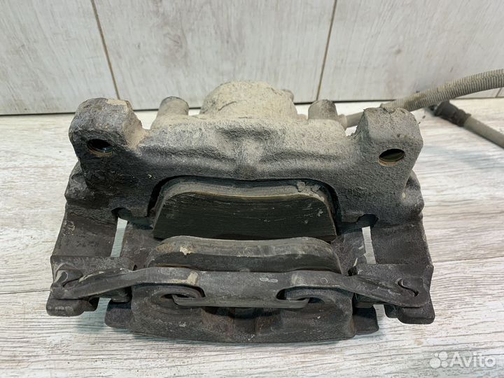 Суппорт тормозной передний правый Land Rover Freel