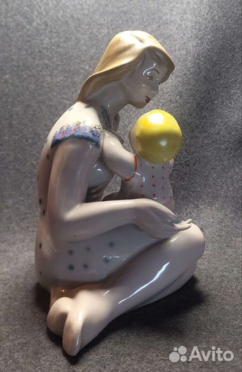 Фарфоровая статуэтка 