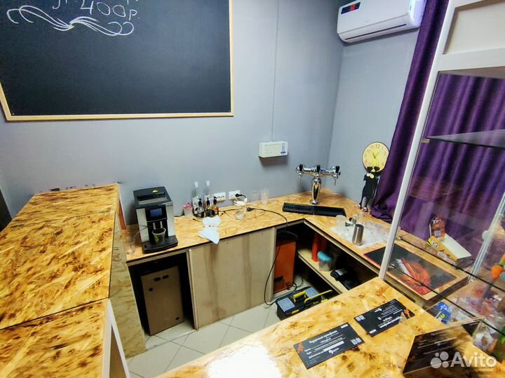 Барная стойка-ресепшен с витриной