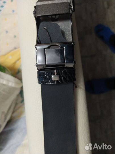 Мужской кожаный ремень с пряжкой