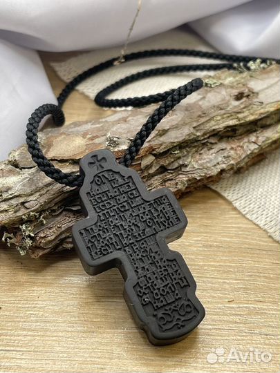 Крестик из черного дерева с молитвой
