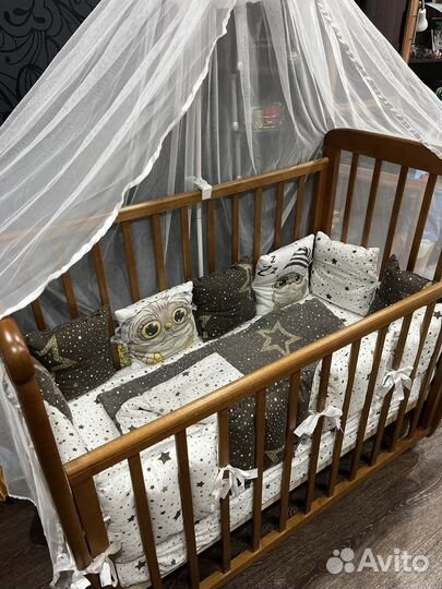 Детская кроватка с маятником