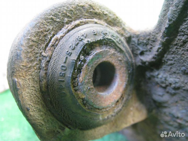 Кулак задний правый Toyota Avensis T25 2003