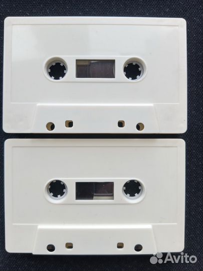 Аудиокассеты в белом корпусе, Индонезия