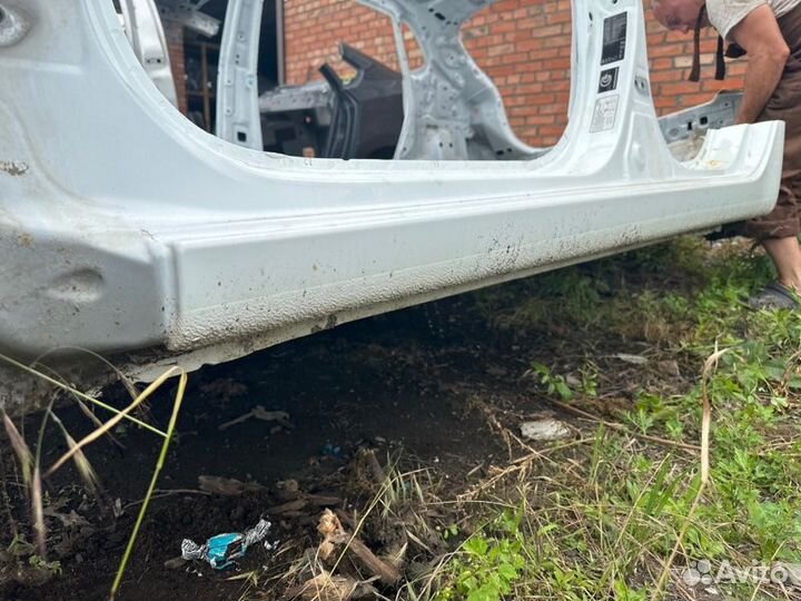 Боковая часть кузова со стойками левая Kia Rio 3