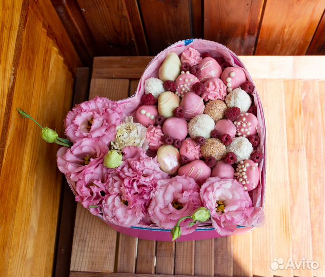 Клубника в шоколаде с цветами в дизайн коробке