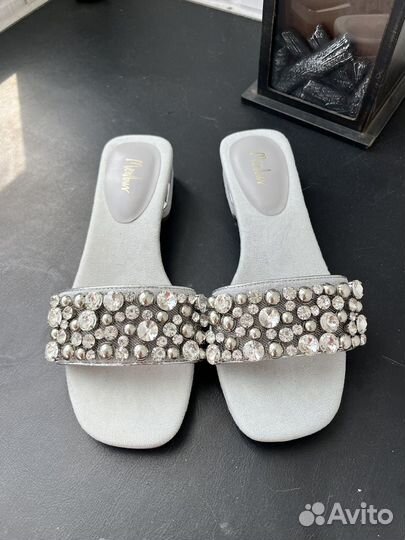 Новые Шлепанцы босоножки со стразами Menbur