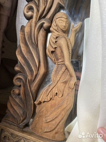 Зеркало в резной деревянной раме