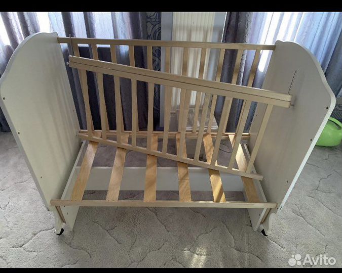 Детская кроватка с маятником