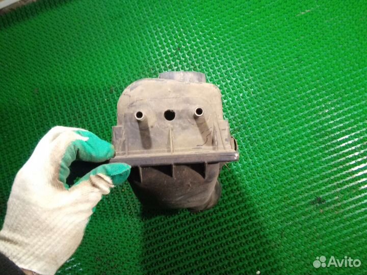 Корпус воздушного фильтра Chrysler Voyager 3