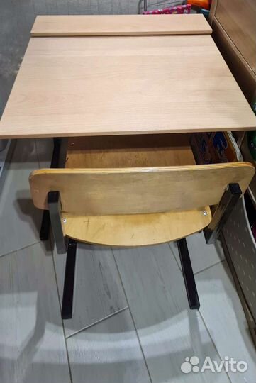 Детский письменный стол и стул