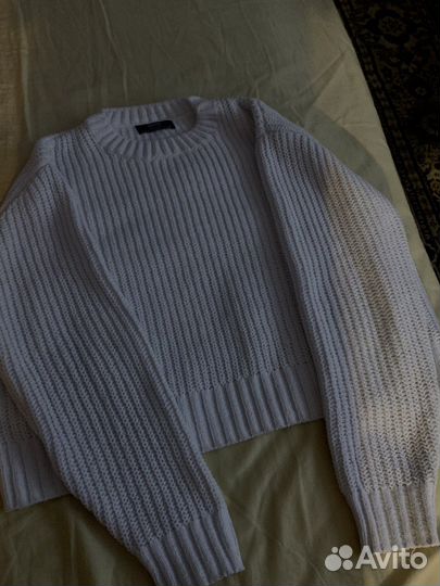 Белый свитер укороченный