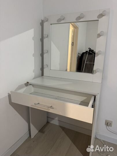 Туалетный столик с зеркалом и подсветкой