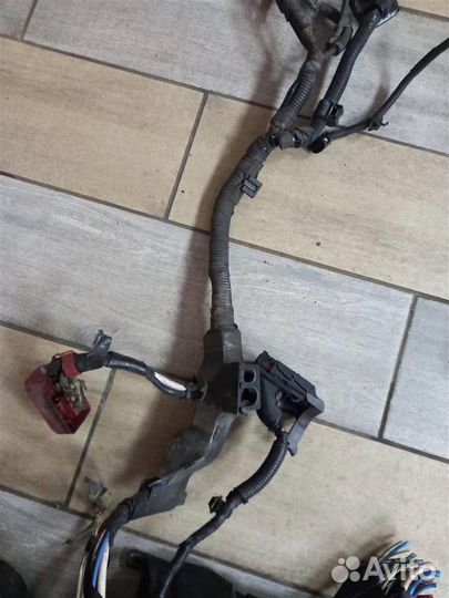 Коса под капот toyota auris ZRE151