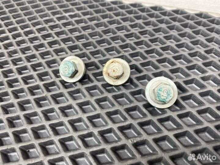 Болты крепления теплового экрана катализатора