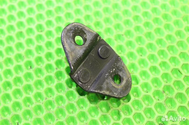 Петля замка багажника задняя Mitsubishi Delica Van