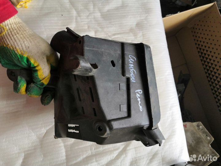 Корпус блока предохранителей Renault Symbol 2004