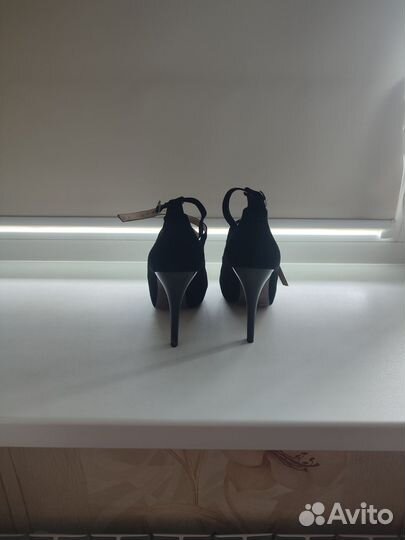 Туфли на высокой шпильке