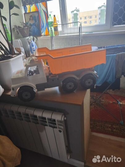 Игрушечная машина