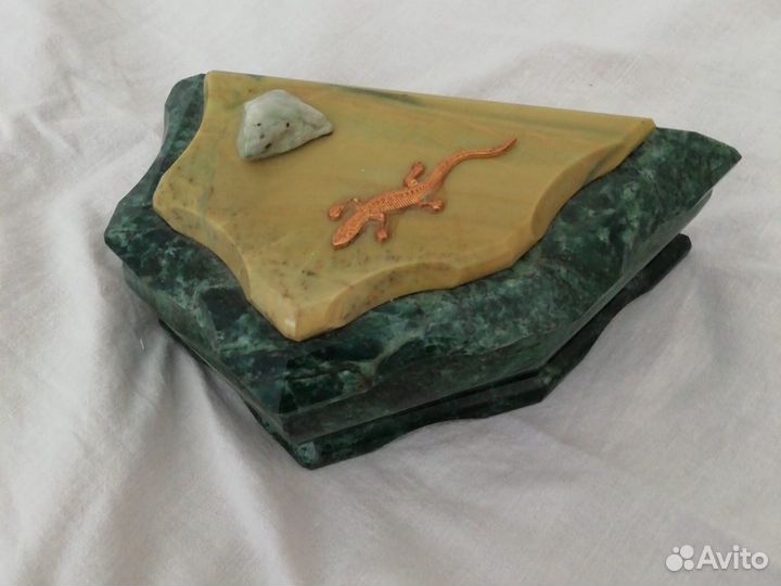 Шкатулка малахитовая