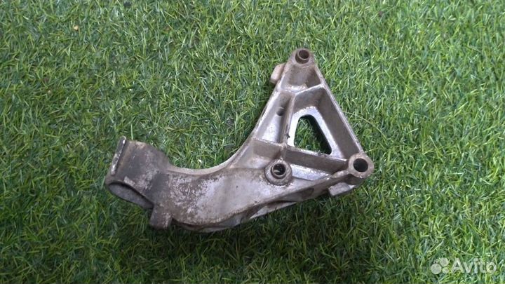 Кронштейн правый LADA (Ваз) 2172 хэтчбек 5дв. 1.6